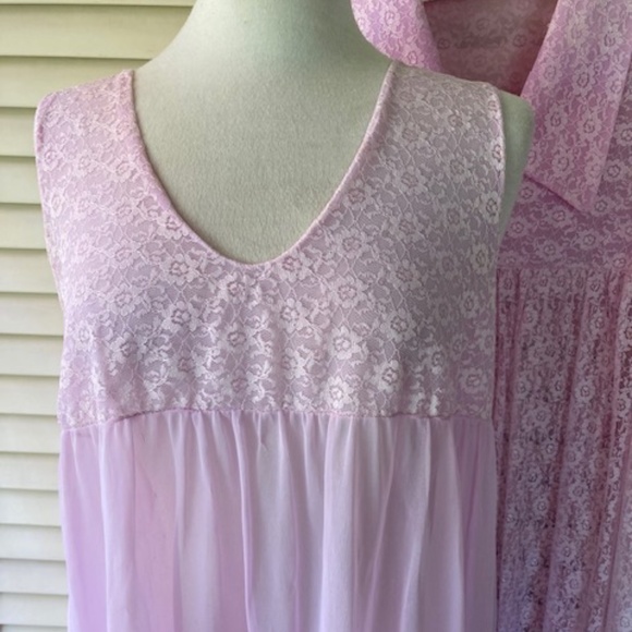 Vintage Lilac Lace Peignoir Gown and Robe - Picture 4 of 15